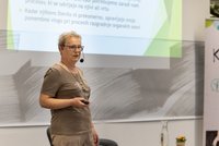 Majda Hriberšek med predavanjem.