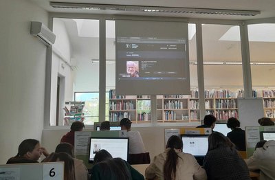 Dijaki med praktičnim delom.