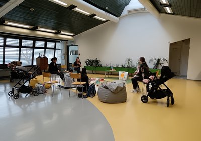 Med druženjem v dvorani.