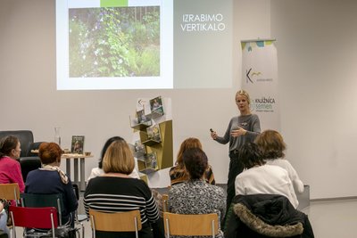 Jerneja Jošar med predavanjem.