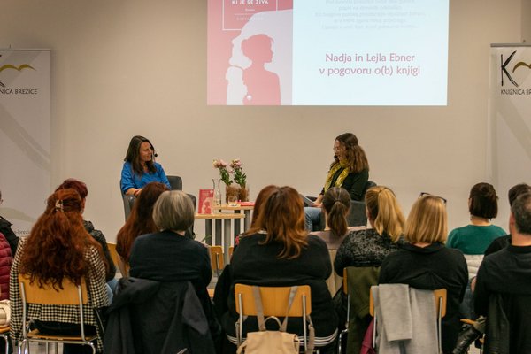 Mati in hči v pogovoru.