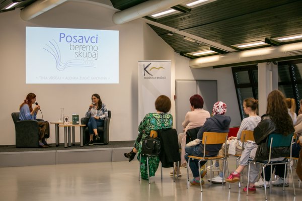 Tina in Alenka med pogovorom.