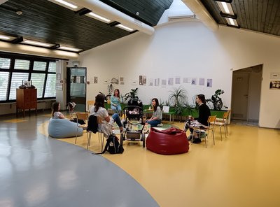 Aprilsko Srečanje Zaupam si v knjižnični dvorani. 