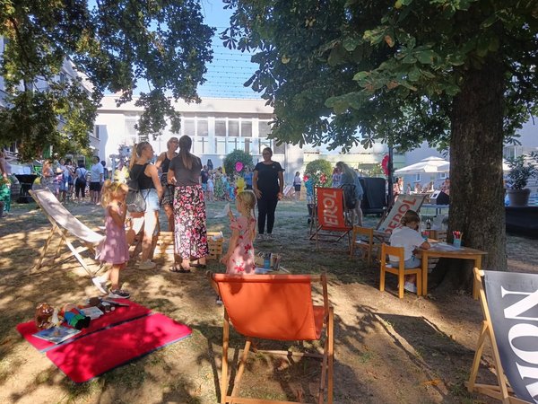 Utrinek dogajanja v parku.