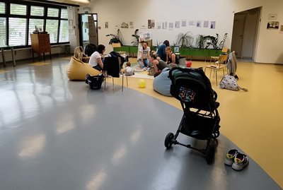 Mamice in otroci med sproščenim druženjem.