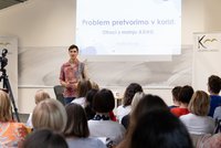 Matic Novak med predavanjem v Dvorani Savice Zorko. 