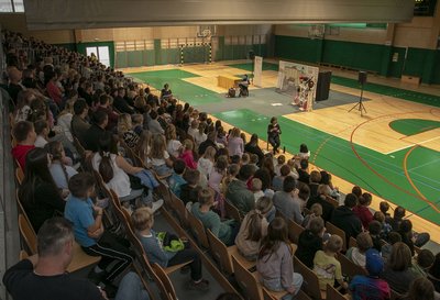 Utrinki s predstave ob uradnem zaključku bralne sezone. 