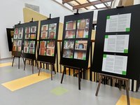 Del gostujoče razstave na strokovnem oddelku knjižnice.