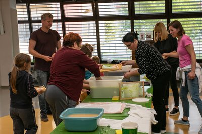 Ustvarjalni vrvež v knjižnični dvorani.