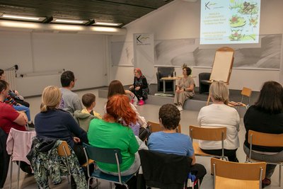 Metka in Mateja Lea med predstavitvijo.