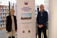 Mitja Teropšič, upokojeni polkovnik Slovenske vojske in avtor gostujoče razstave, in direktorica Knjižnice Brežice mag. Tea Bemkoč ob razstavnih panojih na strokovnem oddelku knjižnice.