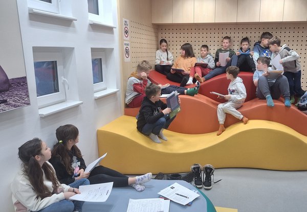 Utrinek z mladinskega oddelka.