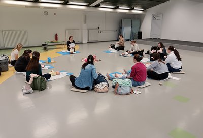 Mamice in dojenčki v gosteh.