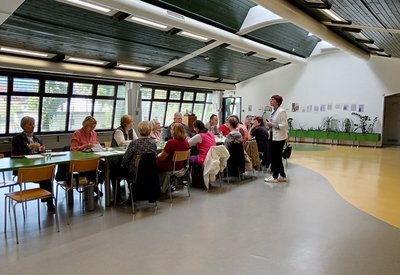 Utrinek drugega srečanja študijskega krožka v knjižnični dvorani. 