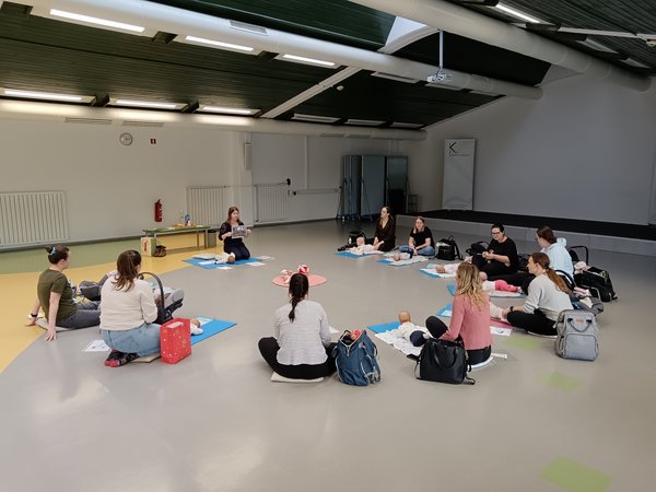 Udeleženci med izvedbo tečaja.