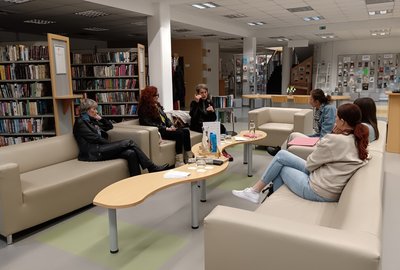 V pogovoru med knjigami.