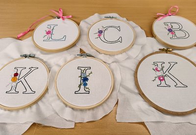 (iz)vezene inicialke