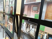 Utrinek gostujoče razstave na strokovnem oddelku knjižnice.