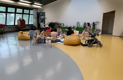 Mamice in otroci med druženjem.