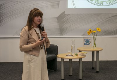 Gordana Zalar med predstavitvijo svoje zgodbe.