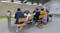 Udeleženci delavnice med polstenjem.