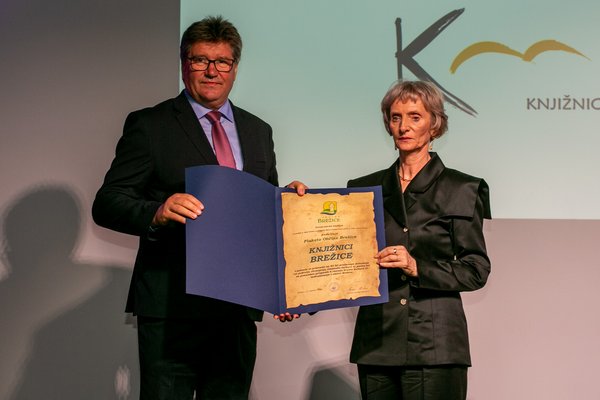 Podelitev plakete Občine Brežice Knjižnici Brežice.
