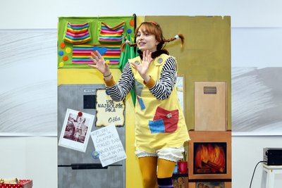 Na fotografiji je deklica z imenom Pika Nogavička, knjižna junakinja, med nastopom v Dvorani Savice Zorko v Knjižnici Brežice.