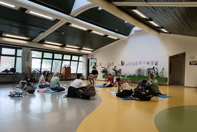 Utrinki enega izmed druženj v knjižnični dvorani. 