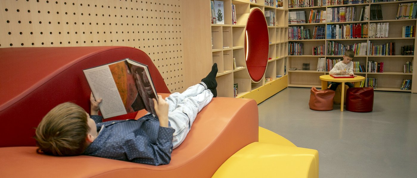 Utrinek z mladinskega oddelka.