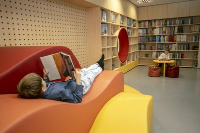 Utrinek z mladinskega oddelka.