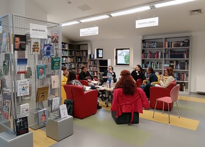 Udeleženke srečanja med pogovorom.